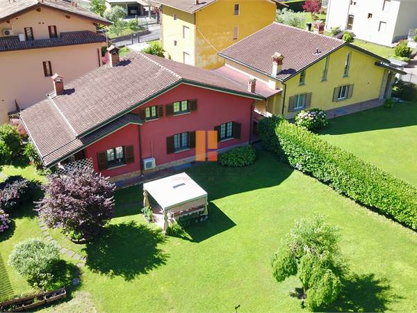 Villa singola con giardino.